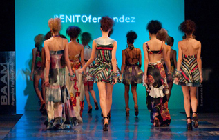 Las modelos se retiran de la pasarela en el desfile de Benito Fernandez